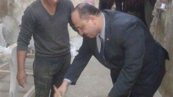 بالصور.. مرشح يعمل "نقاش" لكسب الناخبين بدمياط