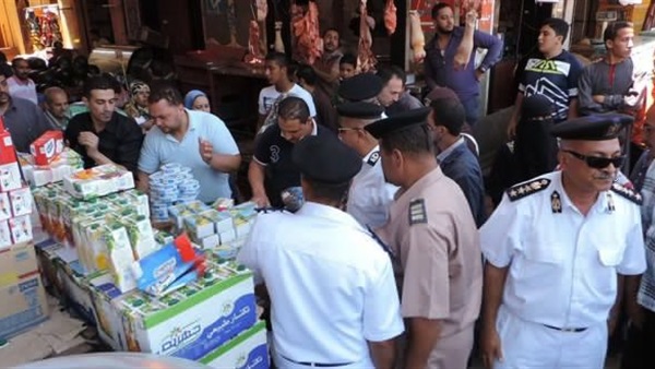 ضبط مصنع لتصنيع مواد غذائية فاسدة بالجيزة