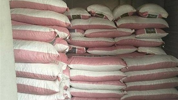 ضبط 15 طن أرز شعير وسكر تمويني في البحيرة