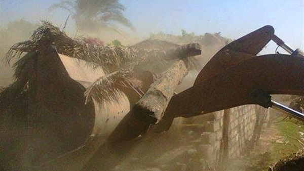 صور.. إزالة أساسات برج بدون ترخيص بمغاغة في المنيا