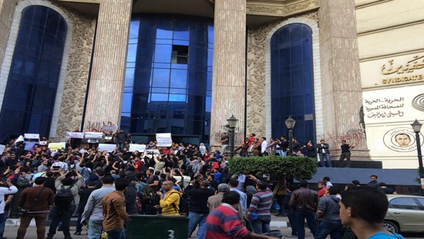  القبض على 8 أعضاء من 6 أبريل خلال وقفة علي سلالم الصحفيين