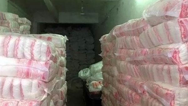 العثور على أكبر كمية سكر مخبأة داخل مخزن في بني سويف