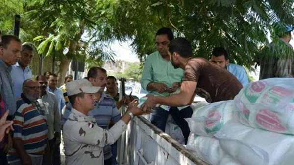 توزيع «السكر» بقرى ناصر ببني سويف للقضاء على أزمة احتكاره