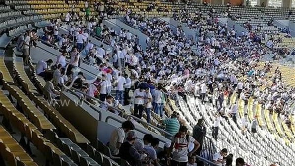 تزايد أعداد الجماهير في استاد برج العرب قبل المباراة 