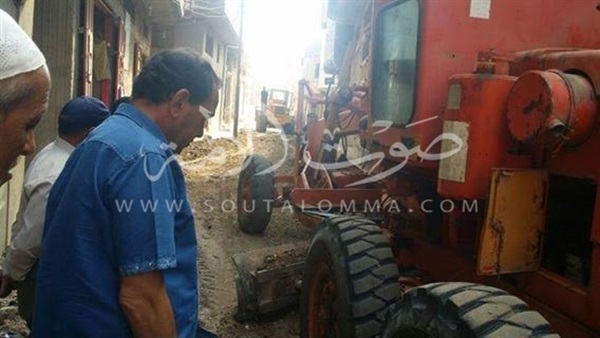 صور.. «حطب» يتابع أعمال الرصف بشوارع دمياط