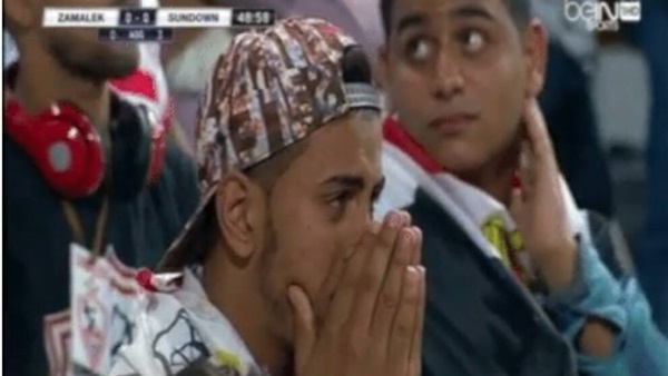 صورة.. بكاء جمهور الزمالك في مدرجات ملعب برج العرب