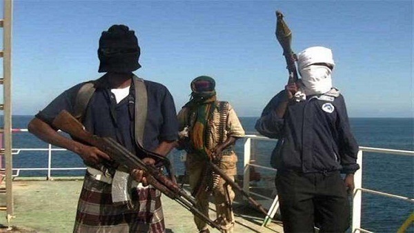 نقل بحارة آسيويين احتجزوا كرهائن بالصومال إلى كينيا