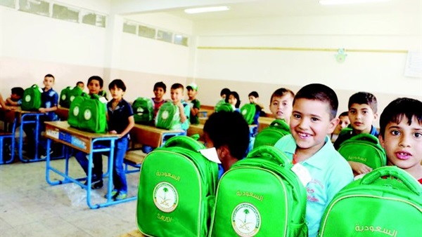 «الوطنية السعودية» توزع الحقائب المدرسية على الطلبة السوريين بالأردن