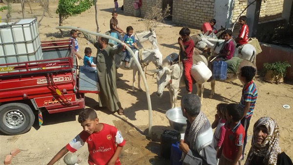 نجوع سوهاج تستغيث بالمسئولين.. 2000 مواطن يشكون تدني الخدمات.. 2 كيلو متر تفصل بين «الرياينة» وأقرب مدرسة للطلاب.. ونقل 7 أعمدة إنارة لخدمة أحد المسئولين يُظلم نجع «الخولي»