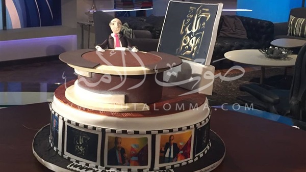 صور.. فريق عمل «كل يوم» يحتفل بعيد ميلاد عمرو أديب