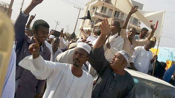 السودانيون يتوقعون ازدهار منطقة أرقين بعد افتتاح المعبر