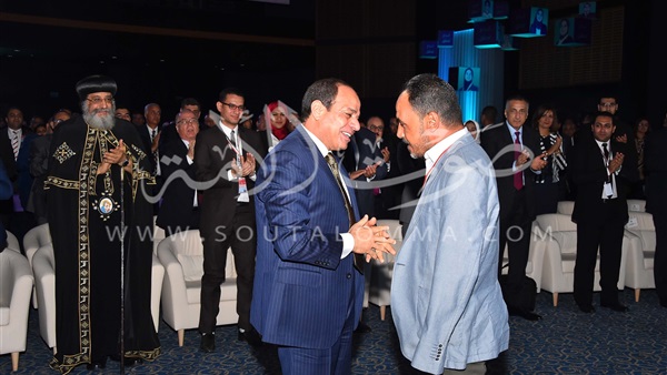 فيديو.. السيسي يقبل رأس إبراهيم حماتو لاعب تنس الطاولة