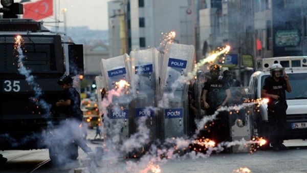 مواجهات عنيفة بين متظاهرين والشرطة التركية في مدينة ديار بكر