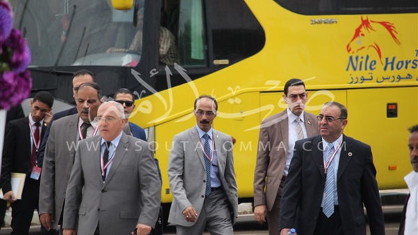 صور.. توافد المشاركين بمؤتمر الشباب لحضور الجلسات الختامية