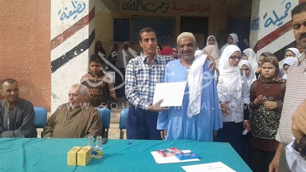 صور.. مدرسة «باها» تكرم أوائل خريجيها في بني سويف
