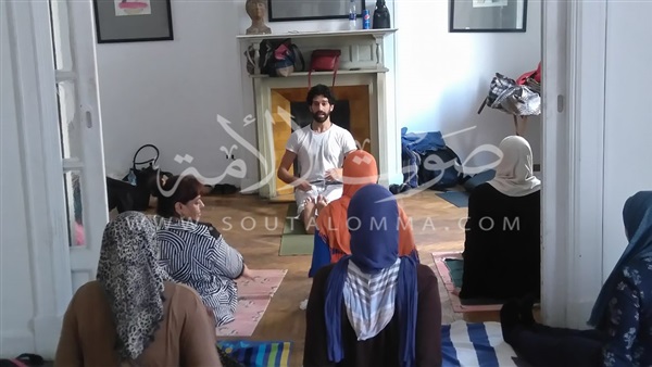 صور.. أحمد مجدي يبدأ ندوة ضد سرطان الثدي بتمارين يوجا