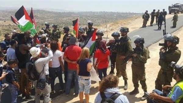 مسيرة فلسطينية تطالب بتصعيد المقاومة الشعبية في وجه الاحتلال