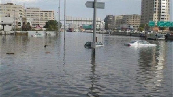 إصابة 3 أشخاص إثر انحراف سيارة بطريق رأس غارب بسبب السيول