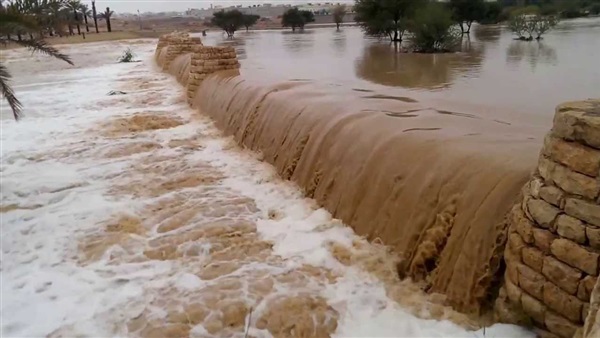 إعادة فتح طريق «الداخلة - الفرافرة» بعد إغلاقة بسبب السيول