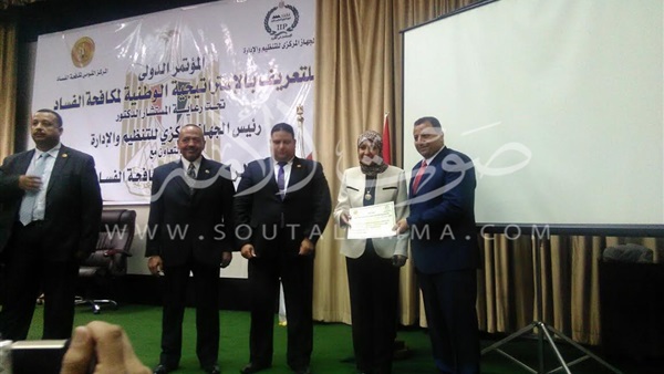 صور.. «القومي لمكافحة الفساد» يكرم أستاذ بجامعة المنصورة