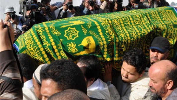 الآلاف يشاركون في تشييع جنازة بائع سمك قتل بطريقة مأساوية بالمغرب