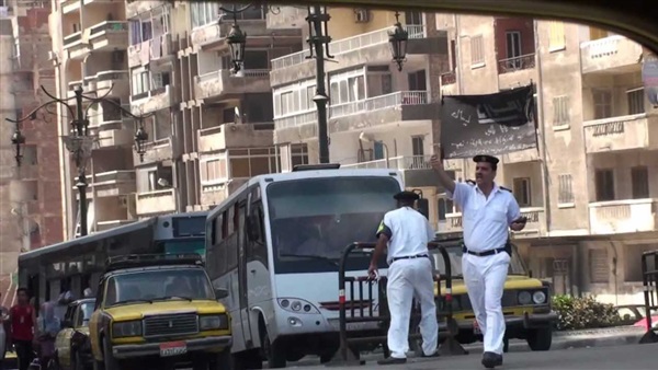 «مرور الإسكندرية» تستوقف أتوبيسا محملا بالطلاب لخطورته على حياتهم