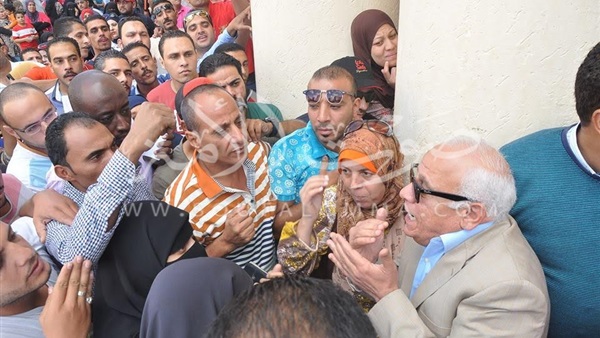 صور.. محافظ بورسعيد يلتقي المواطنين في المركز التكنولوجي بحي الزهور