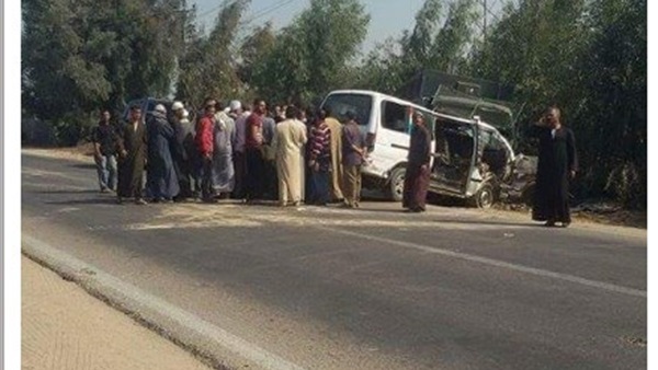 صور.. إصابة 3 أشخاص في حادث تصادم بالبحيرة