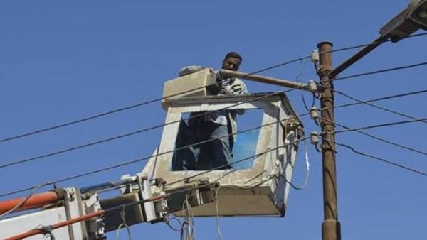 صيانة أعمدة الإنارة بأبو المطامير في البحيرة