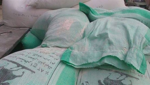 ضبط 2 طن دقيق مجهول المصدر بمنشأة ناصر