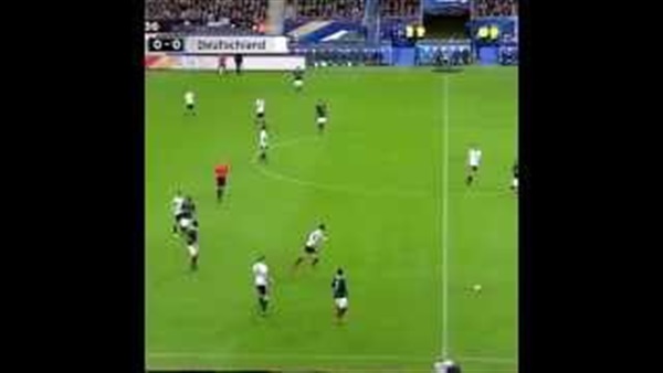 بالفيديو..ردة فعل مدافع المنتخب الفرنسي بعد سماعه لصوت "انفجارات باريس" 