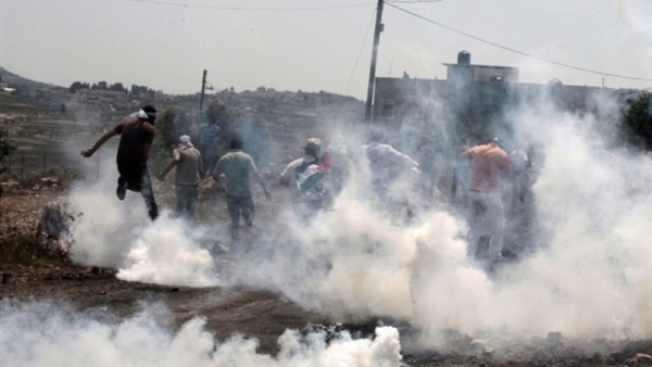 اختناقات في صفوف الفلسطينيين إثر مواجهات مع الاحتلال بجنين