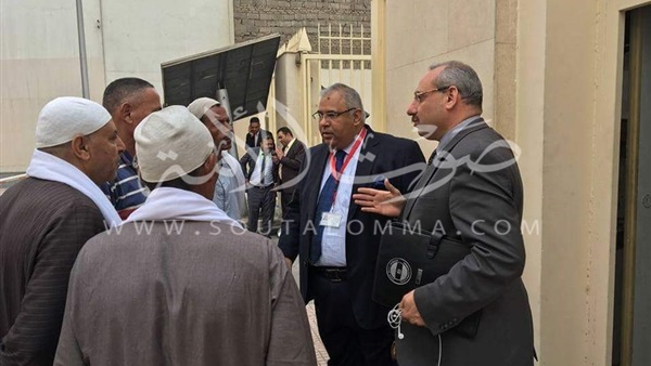 صور.. نائب مساعد وزير الخارجية يلتقي أهالي المحتجزين بليبيا من المنيا 