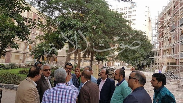 نواب رئيس جامعة المنصورة يتفقدون المدخل الجديد لمركز الأورام