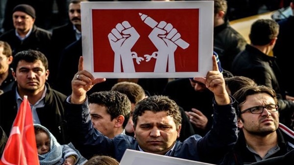 أردوغان «عدو الصحافة».. 14 منظمة دولية تندد بقمعه (تقرير)