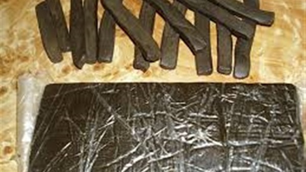 القبض على ربة منزل تتاجر بالمواد المخدرة بمنزلها بأسيوط 