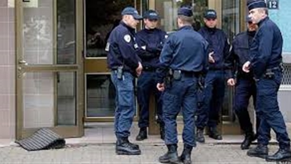 الشرطة الفرنسية تتدخل لتحرير حارس أمن احتجزه نزيل بأحد السجون