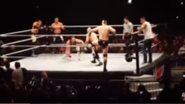 فيديو.. حارس المنتخب الألماني يشارك فى عرض «wwe» للمصارعة