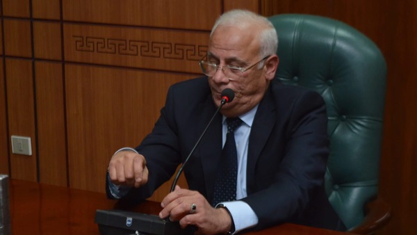 محافظ بورسعيد يأمر رؤساء الأحياء بالتصدي لمستغلي المواطنين