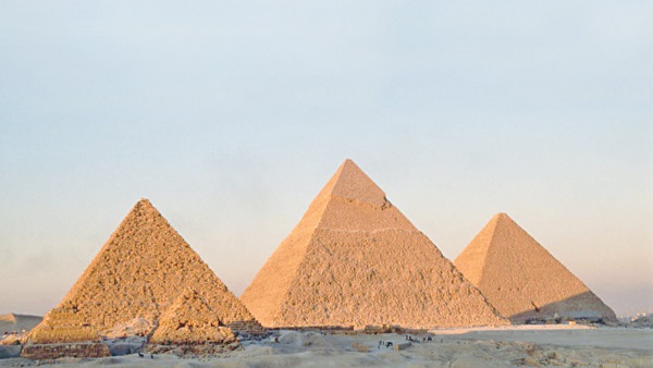  الأهرامات تضىء بعلمي روسيا وفرنسا في تمام الـ 30. 9 مساء رفضا للإرهابا