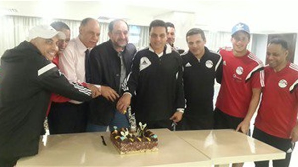 المنتخب الأوليمبي يحتفل بـ"عيد" ميلاد حماد المصري 