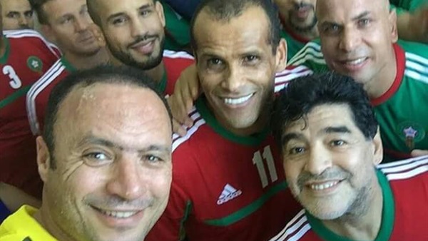 نادر السيد يلتقط «سيلفي» مع جمعة وماردونا