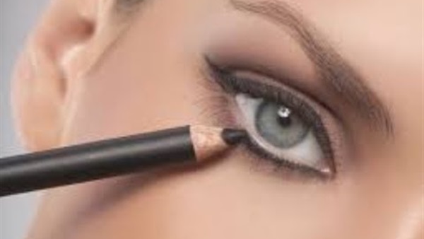 لإبراز جمال عينيكِ.. 5 خطوات لاستخدام الكحل