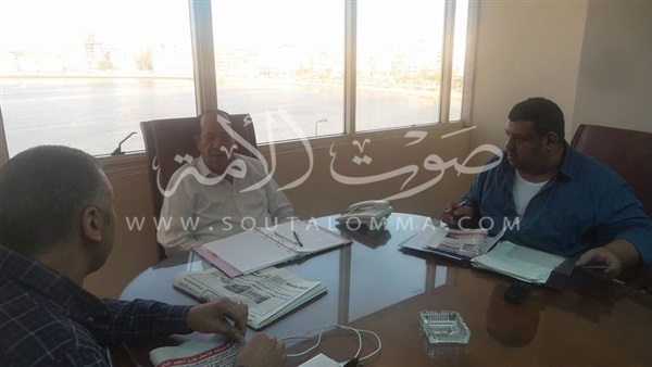 رئيس الغرفة التجارية يلتقي بصناع الزجاج في دمياط