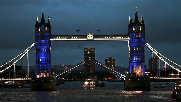 بالصور.. علم فرنسا يكسو العالم بعد أحداث باريس الدامية