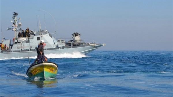 زوارق الاحتلال الإسرائيلي تستهدف مراكب الصيادين في غزة