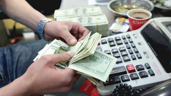 ضبط تاجر حاول بيع الدولار بأسعار أعلى من البنوك بالإسكندرية
