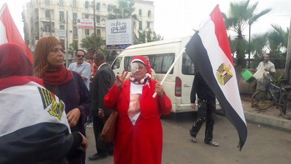 وقفة تأييد لـ «السيسي» في الإسكندرية بـ «الأغاني الوطنية والأعلام» 