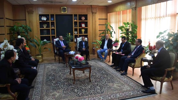  رئيس جامعة المنصورة يستقبل فريق مشروع اعتماد معمل الطرق والمطارات  