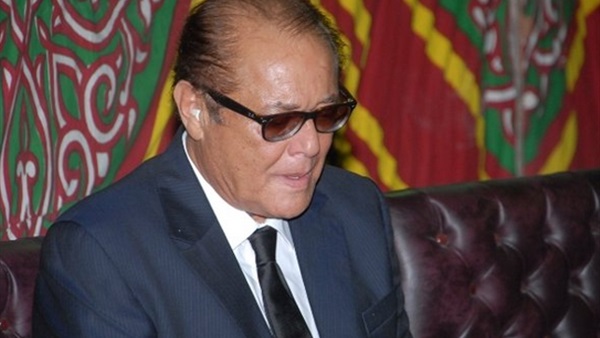 عمرو أديب ينعى وفاة الفنان محمود عبد العزيز